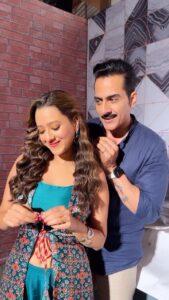 Madalsa Sharma Instagram - Maafi maangne ka aisa tareeka kya aapne pehle kabhi dekha hai?!😅😜 Maine pehli baar dekha aur mein nikal li….😂🤪 #vanya  @sudanshu_pandey 

#reels #reelsinstagram #madalsasharma #sudhanshupandey #vanraj #kavya #videooftheday #instadaily #instavideo #instagood #instamood #mood #trending #trendingreels #reelitfeelit #reelkarofeelkaro #reeloftheday #reelit #love #actorslife