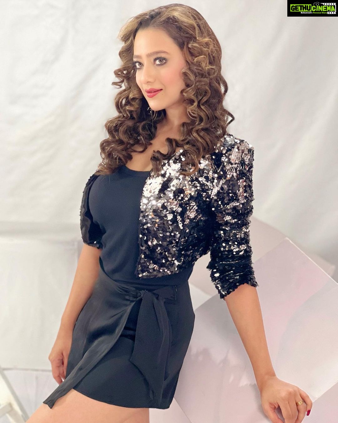 Madalsa Sharma Instagram - And suddenly you know…. It’s time to start something new and trust the magic of new beginnings.✨ Cheers to Kavya’s new adventure!💫 Thank you everyone for all your love❤️ Keep watching “Anupama”❤️ #grateful #quoteoftheday #thoughtoftheday #madalsasharma #kavya #starplus #picoftheday #postoftheday #instadaily #instapic #instagood #instamood #mood #love #actorslife