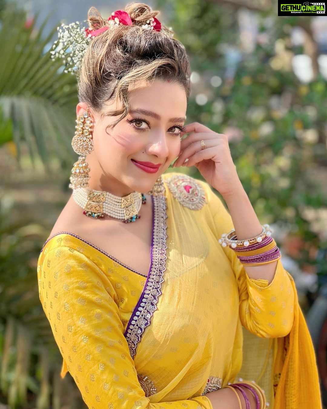 Madalsa Sharma Instagram - Your life is as good as your mindset and it’s much better when you are living in the present moment….💛💛 #quoteoftheday #thoughtoftheday #madalsasharma #kavya #picoftheday #postoftheday #instadaily #instapic #instagood #instamood #mood #love #actorslife