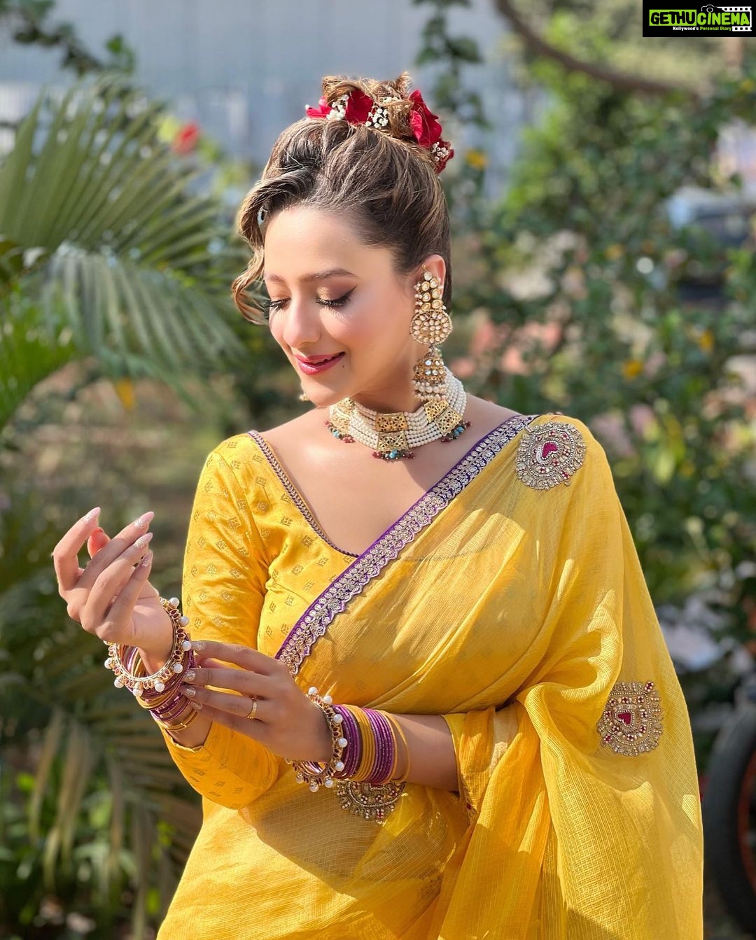 Madalsa Sharma Instagram - Your life is as good as your mindset and it’s much better when you are living in the present moment….💛💛 #quoteoftheday #thoughtoftheday #madalsasharma #kavya #picoftheday #postoftheday #instadaily #instapic #instagood #instamood #mood #love #actorslife