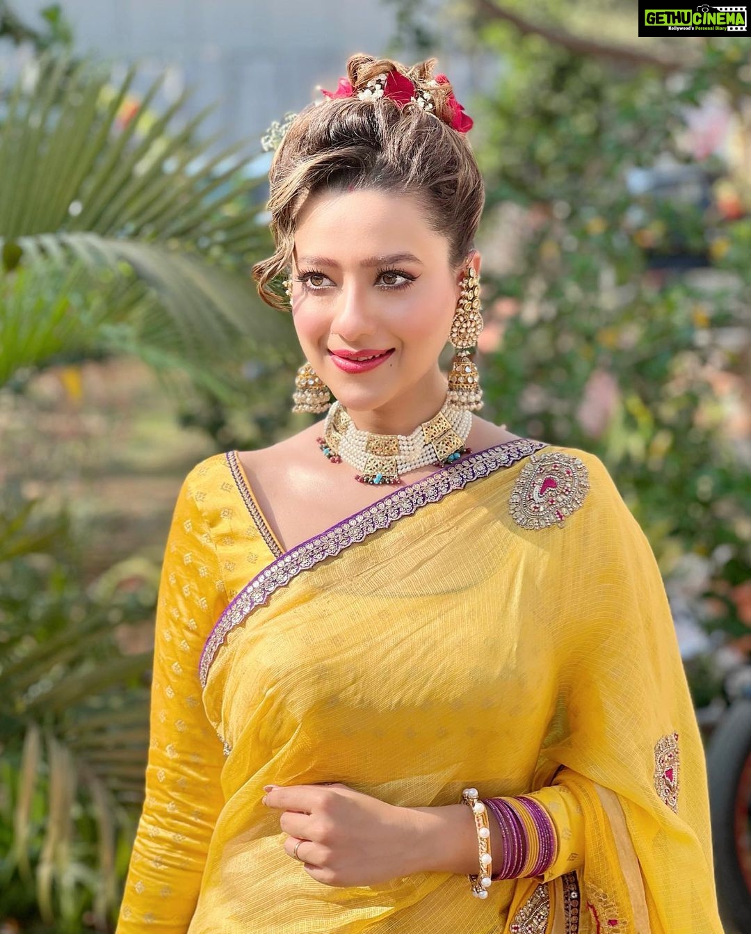 Madalsa Sharma Instagram - Your life is as good as your mindset and it’s much better when you are living in the present moment….💛💛 #quoteoftheday #thoughtoftheday #madalsasharma #kavya #picoftheday #postoftheday #instadaily #instapic #instagood #instamood #mood #love #actorslife