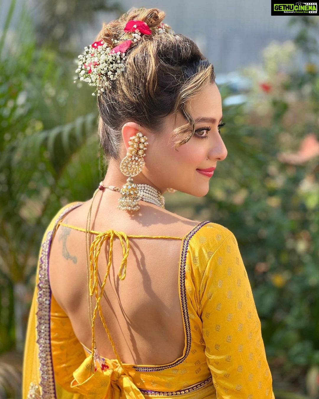 Madalsa Sharma Instagram - Your life is as good as your mindset and it’s much better when you are living in the present moment….💛💛 #quoteoftheday #thoughtoftheday #madalsasharma #kavya #picoftheday #postoftheday #instadaily #instapic #instagood #instamood #mood #love #actorslife