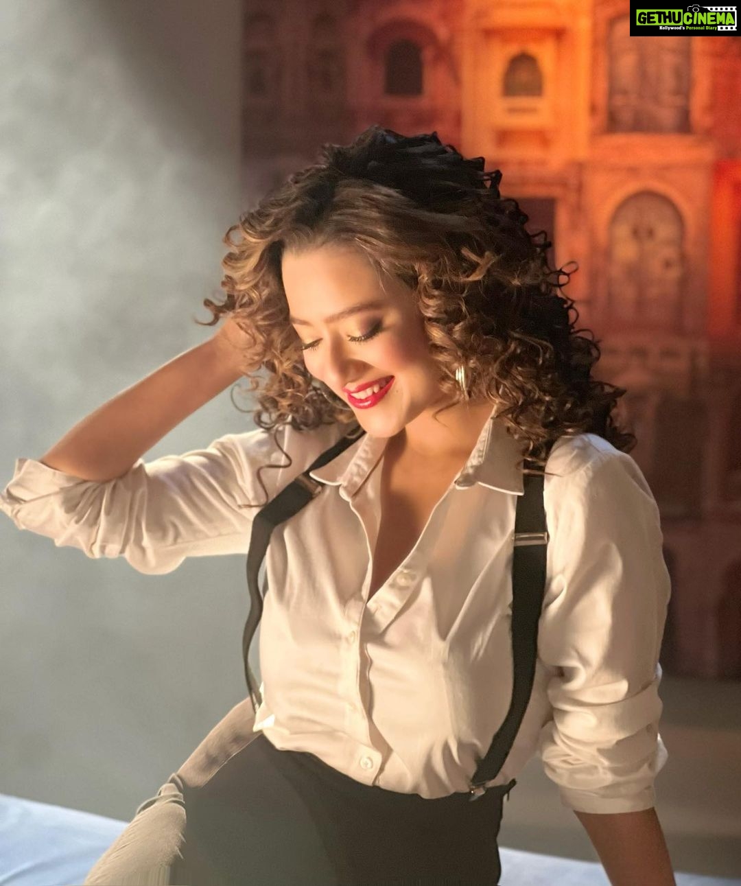 Madalsa Sharma Instagram - A grateful heart is a magnet for miracles…. ✨✨ #quoteoftheday #thoughtoftheday #madalsasharma #kavya #picoftheday #postoftheday #instadaily #instapic #instagood #instamood #mood #love #actorslife