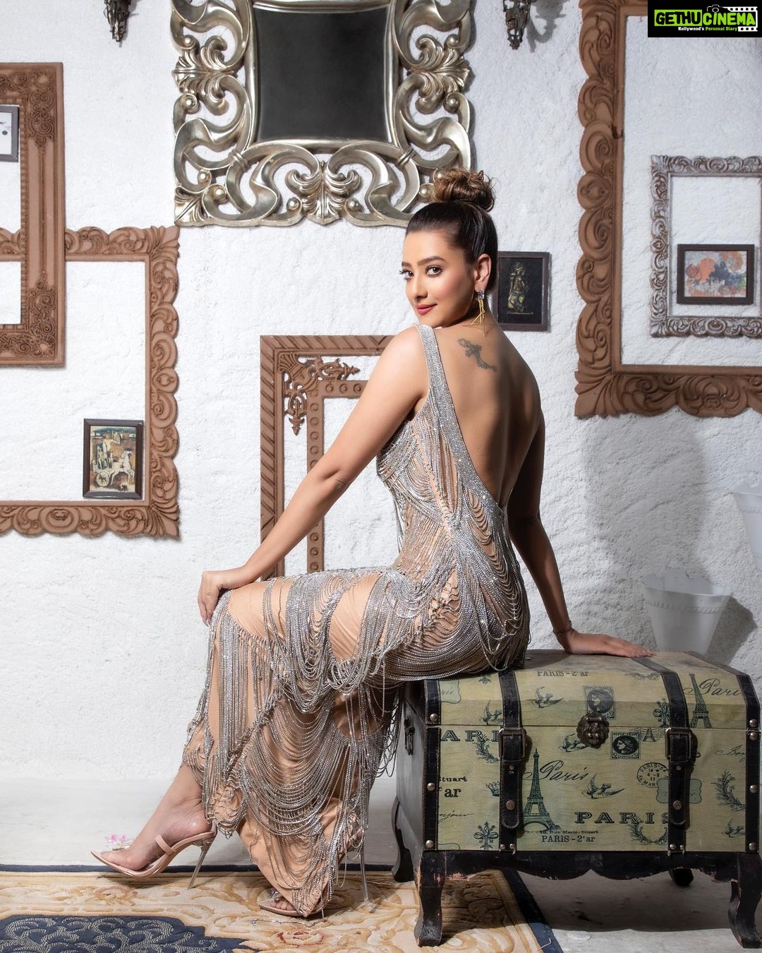 Madalsa Sharma Instagram - Shed a few inhibitions and choose a right frame of mind, is a key to happiness. ✨✨ 📸 @artographybysagar #quoteoftheday #thoughtoftheday #madalsasharma #kavya #picoftheday #postoftheday #instadaily #instapic #instagood #instamood #mood #love #actorslife