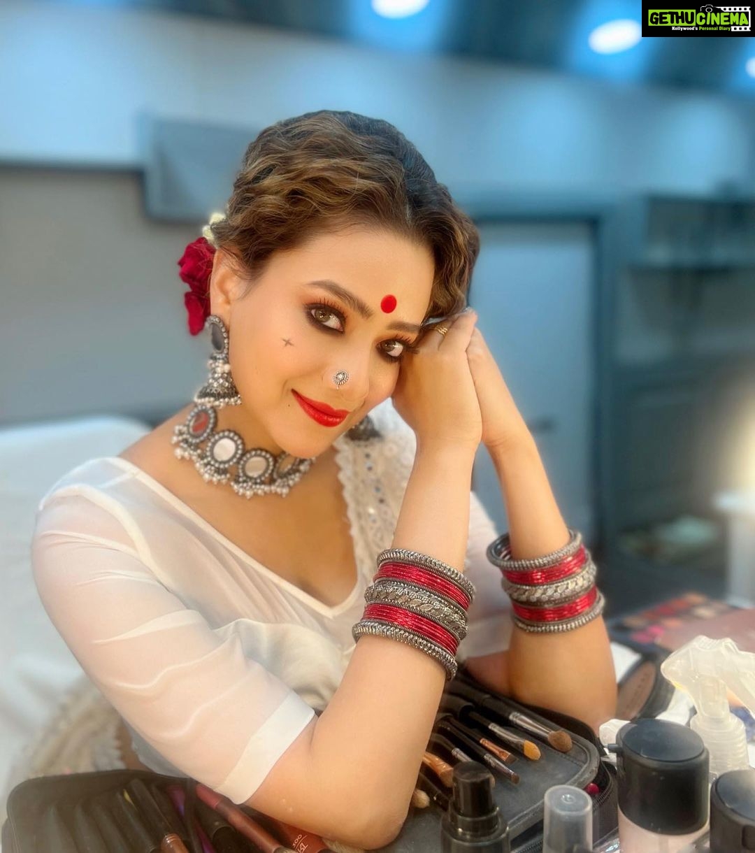 Madalsa Sharma Instagram - The way we experience the world around us is a direct reflection of the world within us….✨✨ #quoteoftheday #thoughtoftheday #madalsasharma #kavya #picoftheday #postoftheday #instadaily #instapic #instagood #instamood #mood #love #actorslife