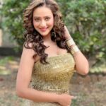 Madalsa Sharma Instagram – It’s not how much we have, but how much we enjoy that makes happiness✨✨

#quoteoftheday #thoughtoftheday #madalsasharma #kavya #picoftheday #postoftheday #instadaily #instapic #instagood #instamood #mood #love #actorslife