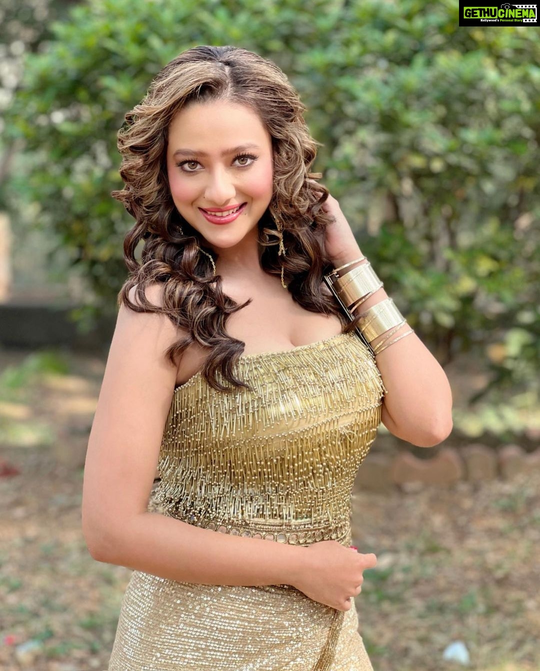 Madalsa Sharma Instagram - It’s not how much we have, but how much we enjoy that makes happiness✨✨ #quoteoftheday #thoughtoftheday #madalsasharma #kavya #picoftheday #postoftheday #instadaily #instapic #instagood #instamood #mood #love #actorslife