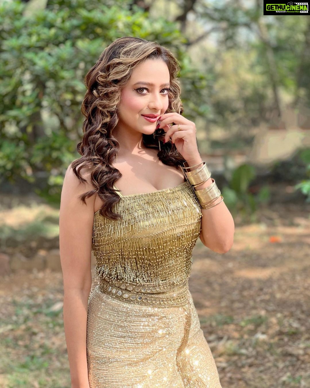 Madalsa Sharma Instagram - It’s not how much we have, but how much we enjoy that makes happiness✨✨ #quoteoftheday #thoughtoftheday #madalsasharma #kavya #picoftheday #postoftheday #instadaily #instapic #instagood #instamood #mood #love #actorslife