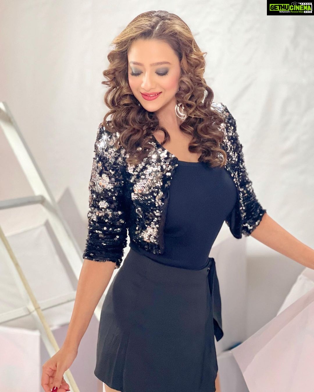 Madalsa Sharma Instagram - And suddenly you know…. It’s time to start something new and trust the magic of new beginnings.✨ Cheers to Kavya’s new adventure!💫 Thank you everyone for all your love❤️ Keep watching “Anupama”❤️ #grateful #quoteoftheday #thoughtoftheday #madalsasharma #kavya #starplus #picoftheday #postoftheday #instadaily #instapic #instagood #instamood #mood #love #actorslife