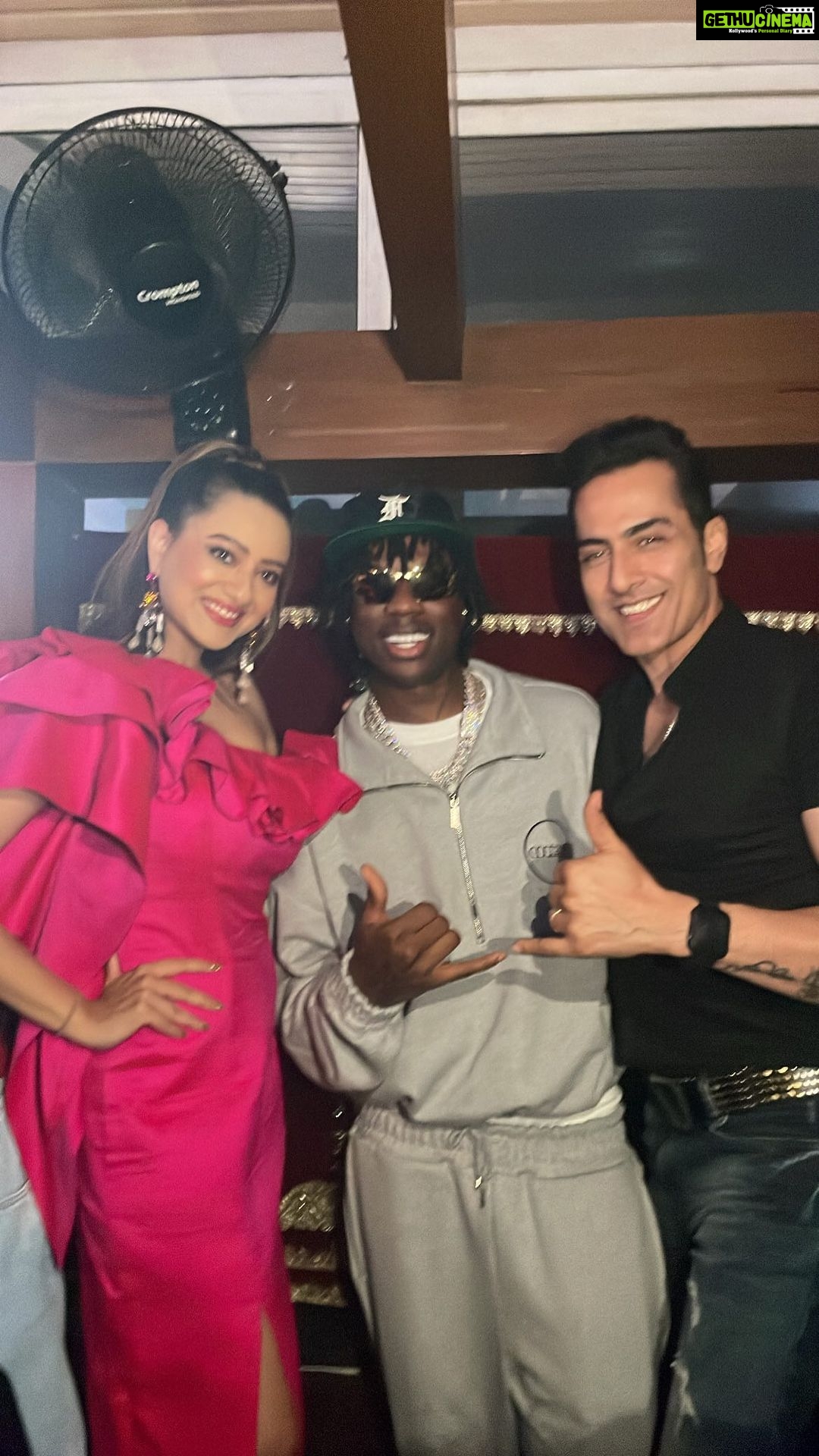 Madalsa Sharma Instagram - We cant “Calm Down” coz our song #DilKiTuZameen crossed 2M views in just a week😍 We had a great time sharing our big moment with the man of the moment @heisrema ❤️⭐️ Once again thank you to each one of you for so much love❤️ #newsong #DilKiTuZameen #SudhanshuPandey #MadalsaSharma #calmdown #heisrema #vanya #vanyafamily #thankful #grateful #anupamafans JAI MAHAKAAL ❤️❤️❤️