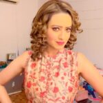 Madalsa Sharma Instagram - How many of you can relate?! 🤔😉😅 #reels #reelsinstagram #madalsasharma #kavya #videooftheday #instadaily #instavideo #instagood #instamood #mood #trending #trendingreels #reelitfeelit #reelkarofeelkaro #reeloftheday #reelit #love #actorslife