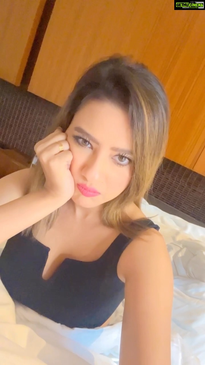 Madalsa Sharma Instagram - It’s been a longggg day……! 🥺😅 #reels #reelsinstagram #madalsasharma #kavya #videooftheday #instadaily #instavideo #instagood #instamood #mood #trending #trendingreels #reelitfeelit #reelkarofeelkaro #reeloftheday #reelit #love #actorslife