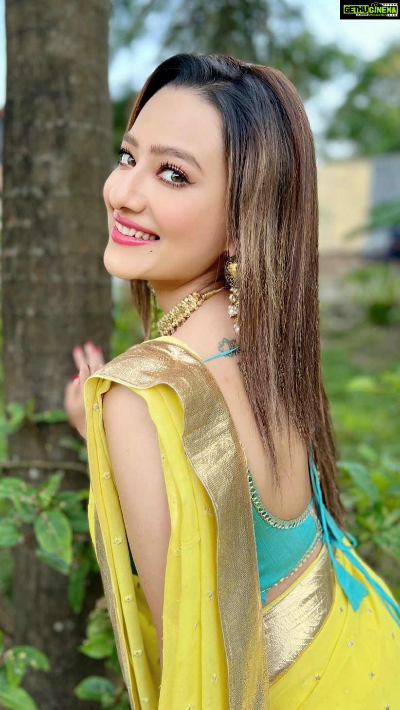 Madalsa Sharma Instagram - In love with this song….💛 #reels #reelsinstagram #madalsasharma #kavya #videooftheday #instadaily #instavideo #instagood #instamood #mood #trending #trendingreels #reelitfeelit #reelkarofeelkaro #reeloftheday #reelit #love #actorslife