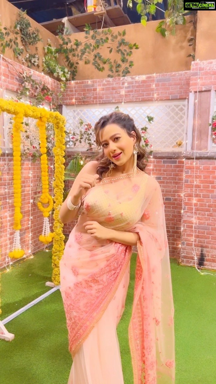 Madalsa Sharma Instagram - Kaisa laga mera mazaaak🤭😅😉🤣 #reels #reelsinstagram #madalsasharma #kavya #videooftheday #instadaily #instavideo #instagood #instamood #mood #trending #trendingreels #reelitfeelit #reelkarofeelkaro #reeloftheday #reelit #love #actorslife