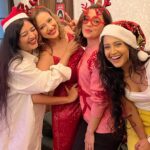 Madalsa Sharma Instagram - 🎄🤗❤️✨ #christmas #us #festive #felisnavidad #madalsasharma #kavya #picoftheday #postoftheday #instadaily #instapic #instagood #instamood #mood #love #actorslife