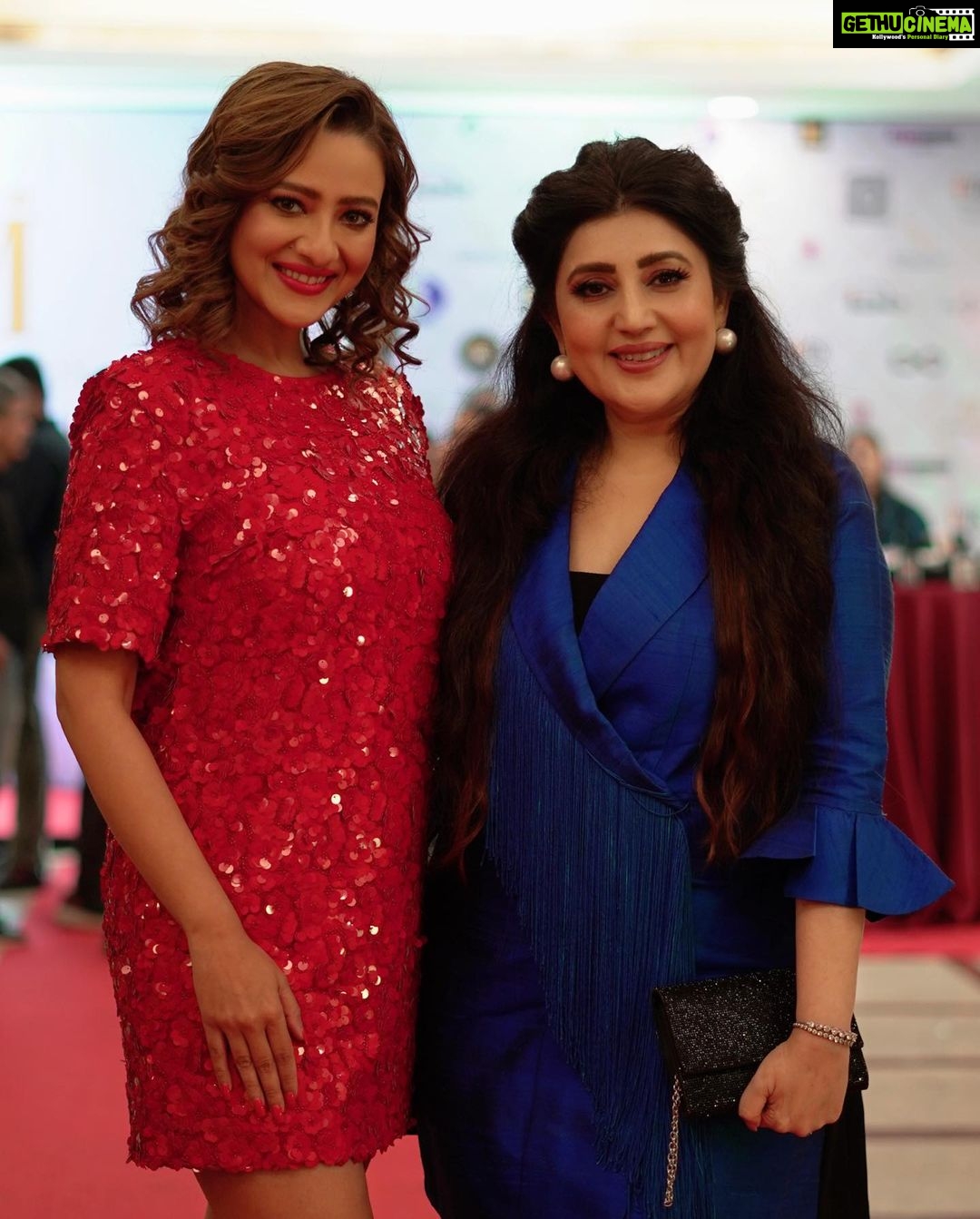 Madalsa Sharma Instagram - Very honoured and humbled to receive the Best Actress Award at “The Global Buisness Awards” 2022 with my favourite @archanakochharofficial who received the Best Designer of the year Award. ❤️❤️