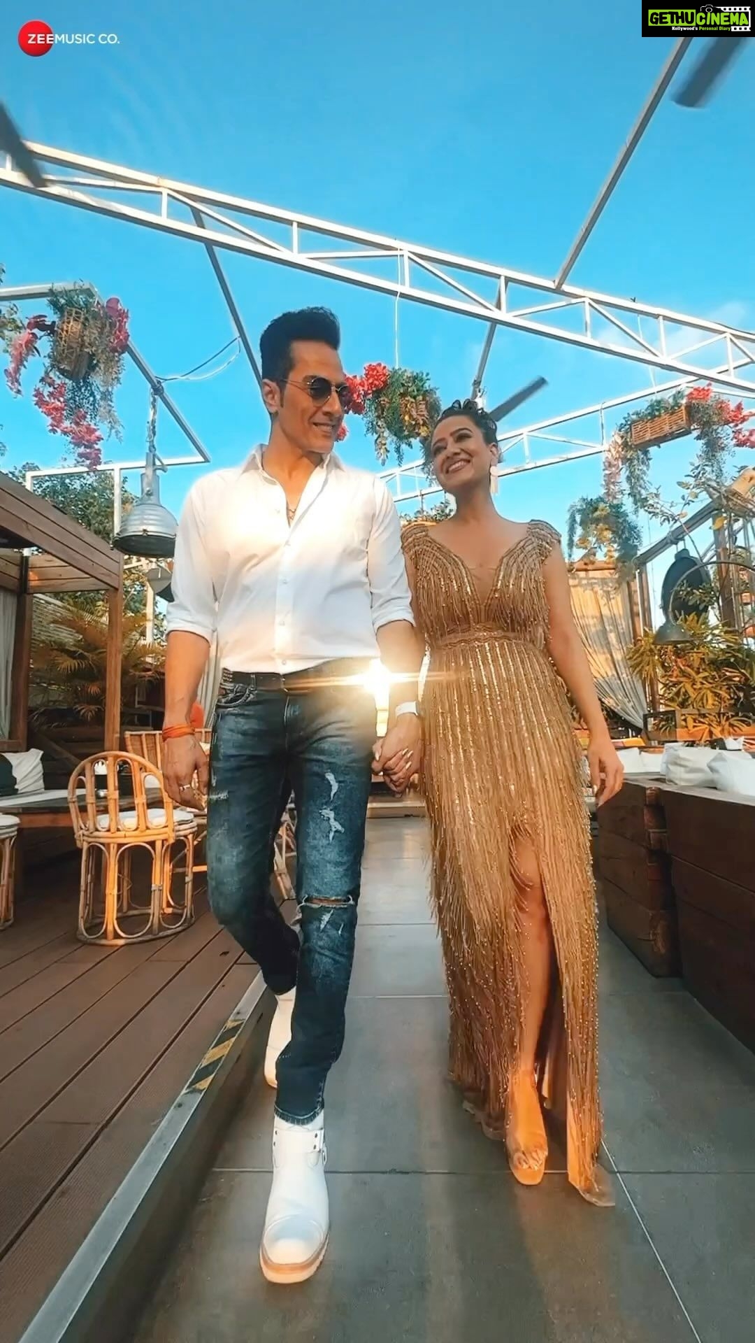 Madalsa Sharma Instagram - Tune in to #SudhanshuPandey’s #DilKiTuZameen featuring #MadalsaSharma and experience the magic of love ♥️ @nostrum_raj @nishabedii @yugbhusal @ani.koley12345 @mginthehouse_official @madalsasharma @dir_mg @salmasayyed47 @officialperry_makeup @sudanshu_pandey @dcdavid_choreographer @dopshoeb @shyammhs @officialamankureshi