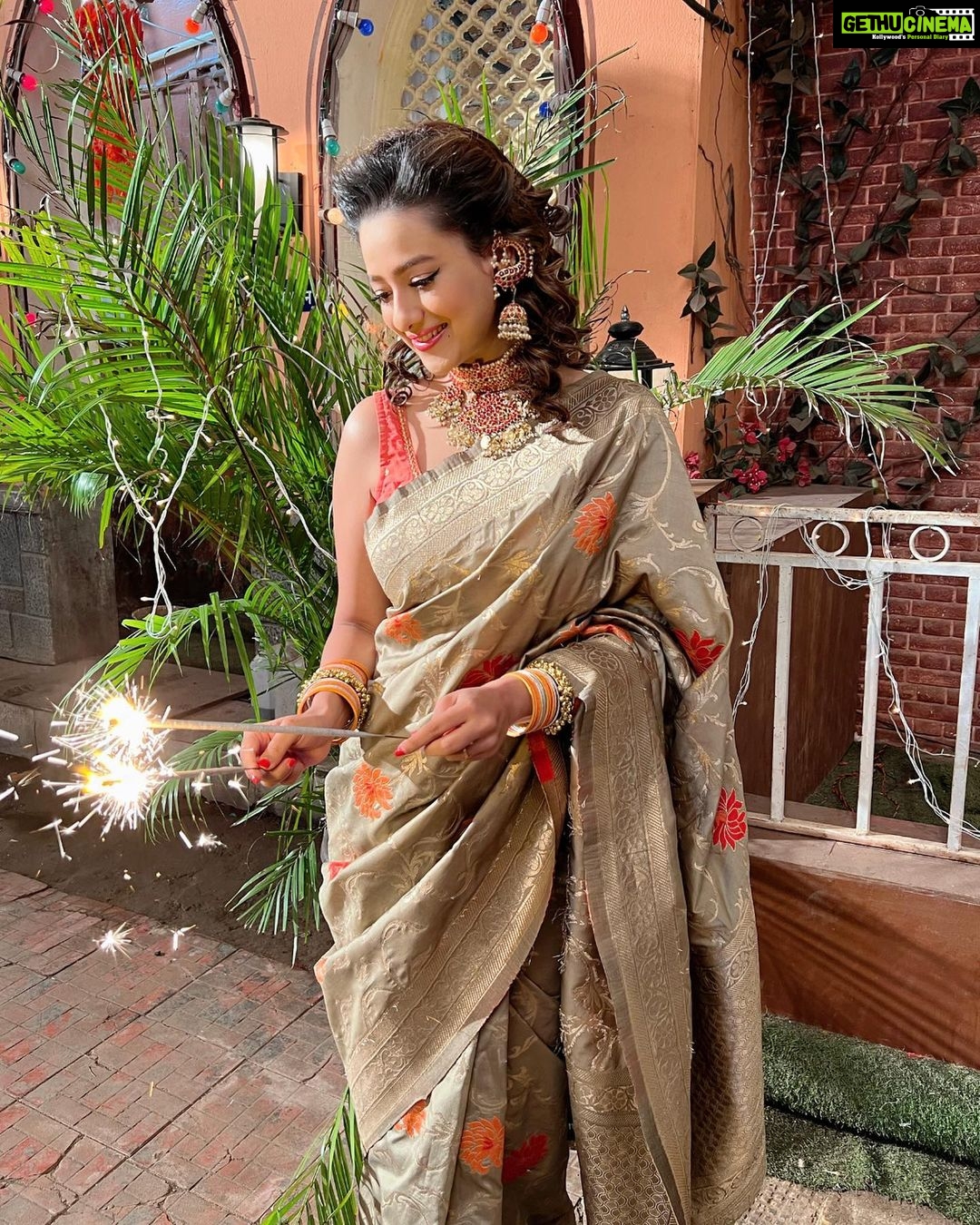 Madalsa Sharma Instagram - Diwali is a symbol of hope for humankind.❤️ May it bring universal compassion, inner joy of peace, love and the awareness of unity to all….✨ Happy Diwali!🪔🪔 #quoteoftheday #thoughtoftheday #madalsasharma #kavya #picoftheday #postoftheday #instadaily #instapic #instagood #instamood #mood #love #actorslife