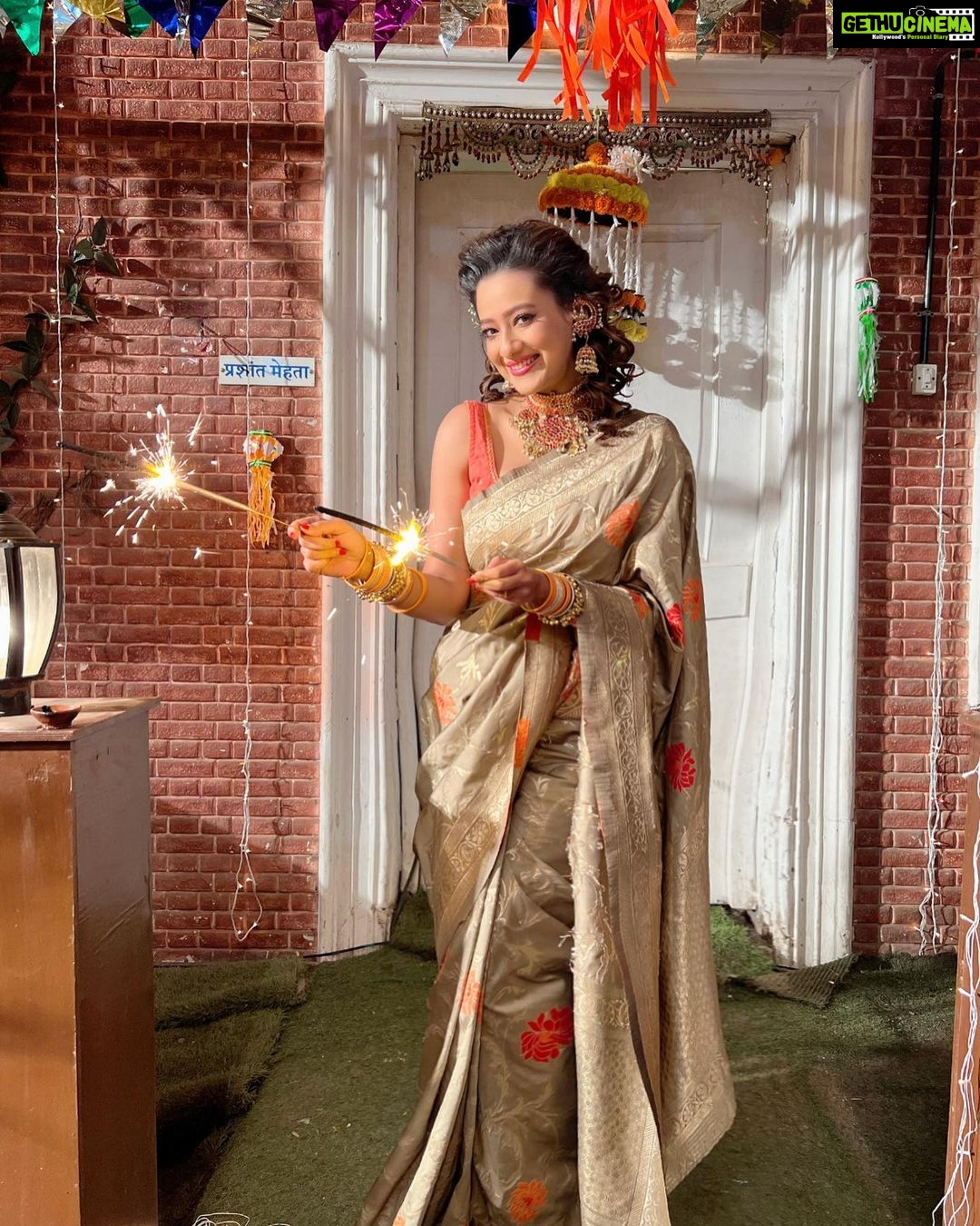 Madalsa Sharma Instagram - Diwali is a symbol of hope for humankind.❤️ May it bring universal compassion, inner joy of peace, love and the awareness of unity to all….✨ Happy Diwali!🪔🪔 #quoteoftheday #thoughtoftheday #madalsasharma #kavya #picoftheday #postoftheday #instadaily #instapic #instagood #instamood #mood #love #actorslife