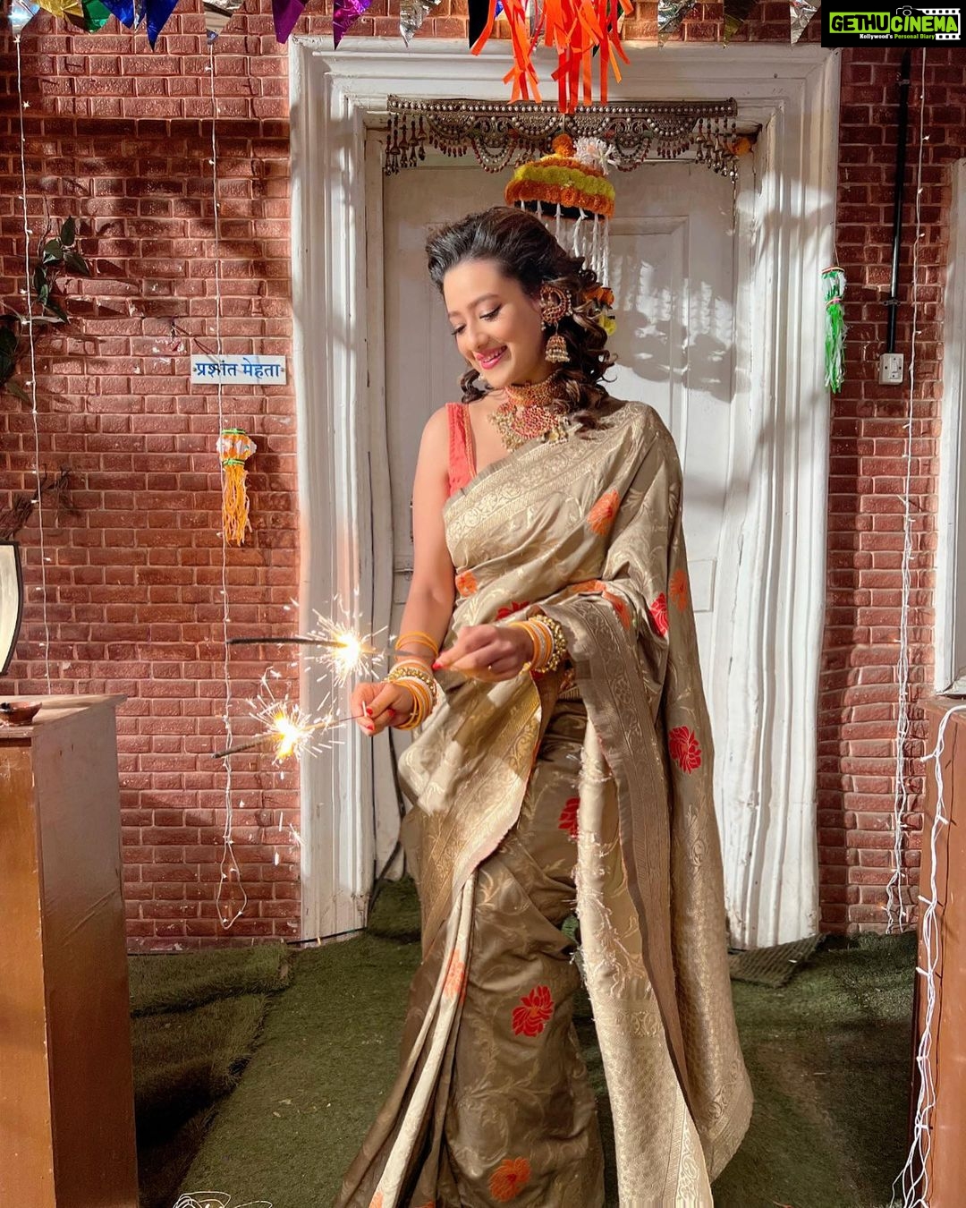 Madalsa Sharma Instagram - Diwali is a symbol of hope for humankind.❤️ May it bring universal compassion, inner joy of peace, love and the awareness of unity to all….✨ Happy Diwali!🪔🪔 #quoteoftheday #thoughtoftheday #madalsasharma #kavya #picoftheday #postoftheday #instadaily #instapic #instagood #instamood #mood #love #actorslife
