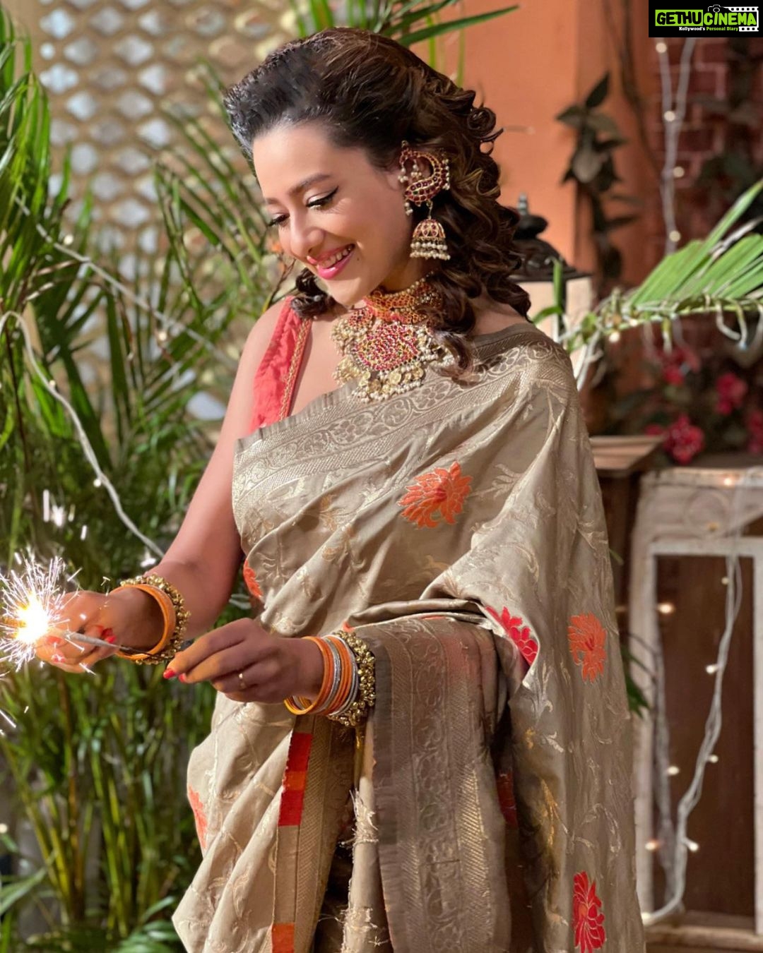 Madalsa Sharma Instagram - Diwali is a symbol of hope for humankind.❤️ May it bring universal compassion, inner joy of peace, love and the awareness of unity to all….✨ Happy Diwali!🪔🪔 #quoteoftheday #thoughtoftheday #madalsasharma #kavya #picoftheday #postoftheday #instadaily #instapic #instagood #instamood #mood #love #actorslife