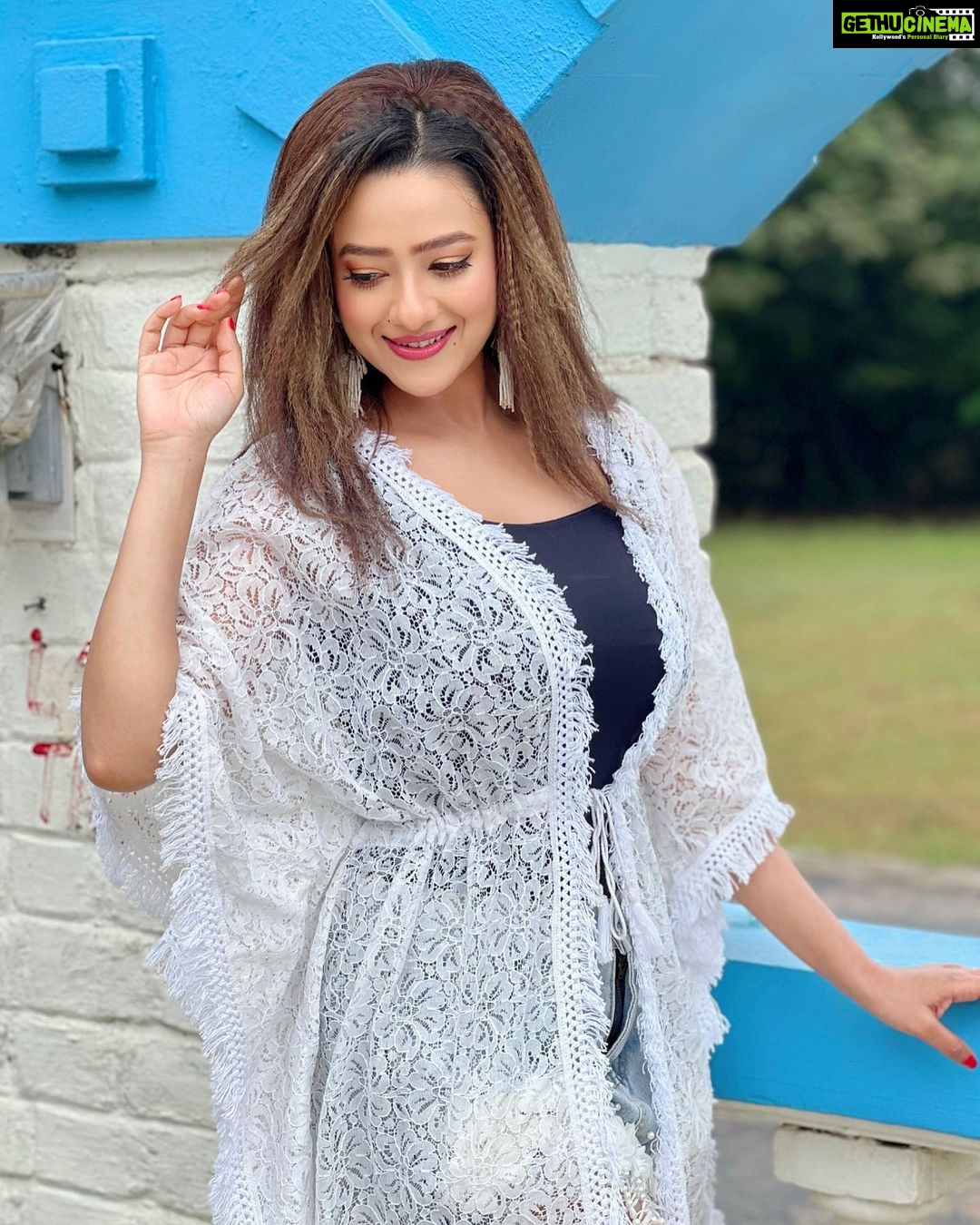Madalsa Sharma Instagram - A grateful heart is a magnet for miracles…. ❤️💫 #quoteoftheday #thoughtoftheday #madalsasharma #kavya #picoftheday #postoftheday #instadaily #instapic #instagood #instamood #mood #love #actorslife