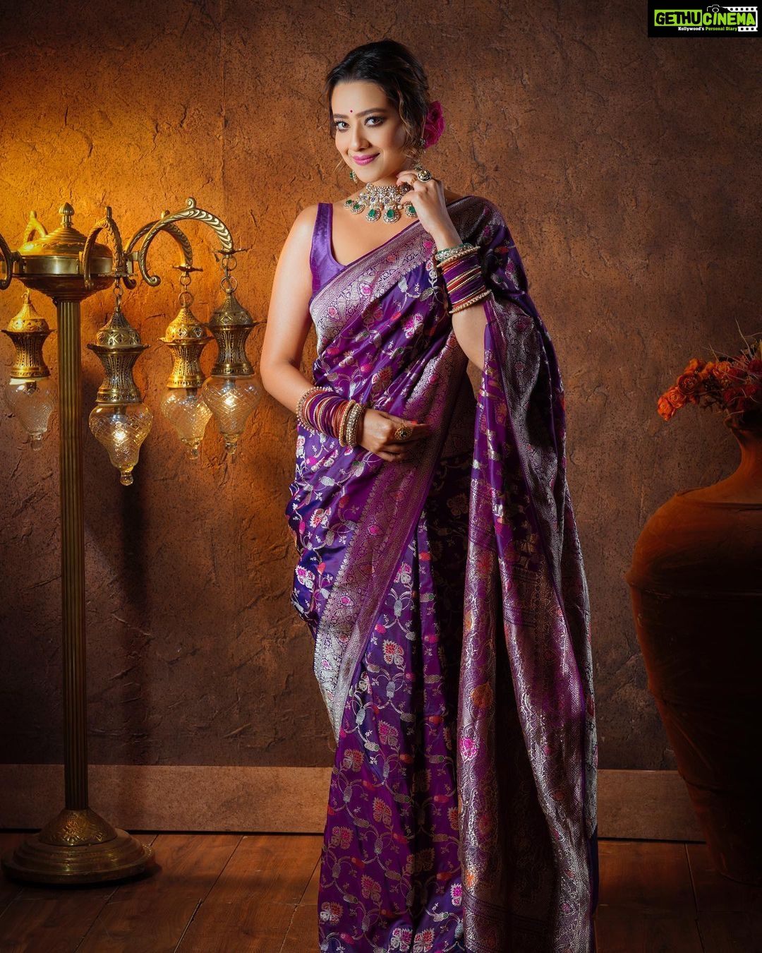 Madalsa Sharma Instagram - May this Dussehra fill your life with happy moments, positivity and fulfill all your dreams….✨Happy Dussehra✨ Shoot Concept & Design :- @nehaadhvikmahajan @bridalsbynam . 💄MUA , Hair & Styling :- @nehaadhvikmahajan . 🥻Saree :- @kankatala_ . 💍Jewelery :- @pooja_diamond . Bridal Accessories:- @omsons_bridal_store