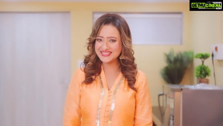 Madalsa Sharma Instagram - Some tiffins not just carry food, but lots of love and great memories. After all, a way to reach someone's heart is by the stomach, right? 😉 This Diwali let's not just reach the heart but fill it with love, freshness, and memories with Borosil Lunch Box.❤️ @borosilandyou #borosilicatelunchboxes #noplasticisliyefantastic #HarPalHarDilBorosil #Borosilandyou #Borosil #Glasslunchboxes