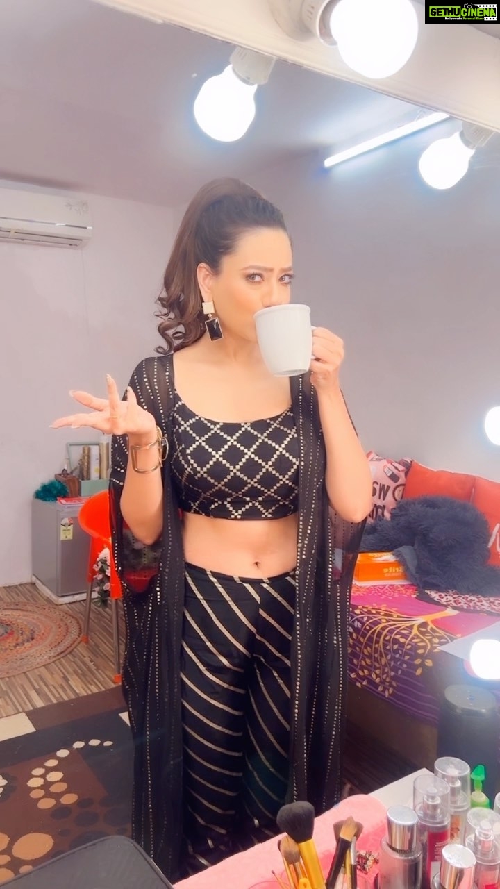 Madalsa Sharma Instagram - Caption this! ππ€£ #reels #reelsinstagram #madalsasharma #kavya #videooftheday #instadaily #instavideo #instagood #instamood #mood #trending #trendingreels #reelitfeelit #reelkarofeelkaro #reeloftheday #reelit #love #actorslife