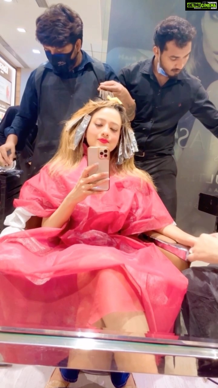 Madalsa Sharma Instagram - Aur khudko pamper karna bhi zaroori hai….💁♀️ #reels #reelsinstagram #madalsasharma #kavya #videooftheday #instadaily #instavideo #instagood #instamood #mood #trending #trendingreels #reelitfeelit #reelkarofeelkaro #reeloftheday #reelit #love #actorslife