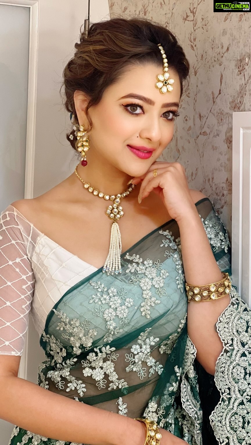 Madalsa Sharma Instagram - 💁♀️ #reels #reelsinstagram #madalsasharma #kavya #videooftheday #instadaily #instavideo #instagood #instamood #mood #trending #trendingreels #reelitfeelit #reelkarofeelkaro #reeloftheday #reelit #love #actorslife
