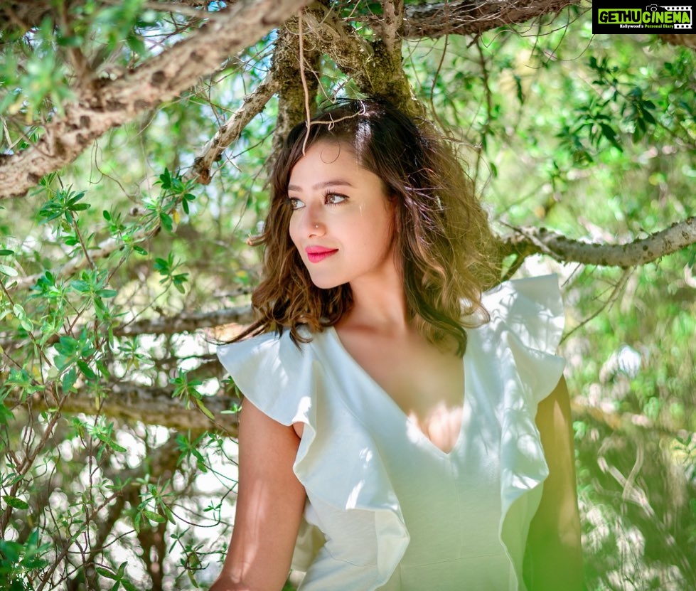 Madalsa Sharma Instagram - Life is much better when you are living in the present moment💚 #quoteoftheday #thoughtoftheday #madalsasharma #kavya #picoftheday #postoftheday #instadaily #instapic #instagood #instamood #mood #love #actorslife