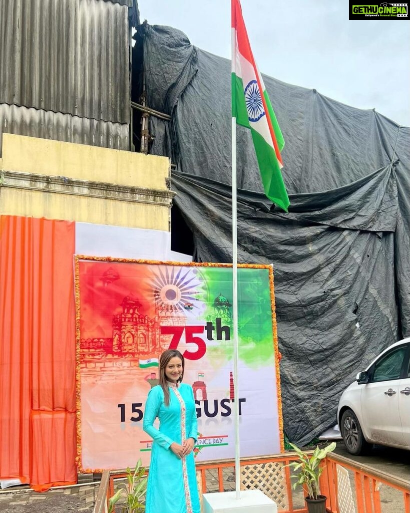 Madalsa Sharma Instagram - Me and the entire cast and crew of @directorskutproduction and Shahi Productions were honoured and delighted at the Flag Hosting of our Tiranga on the sets of “Anupama”. 🇮🇳 Jai Hind❤️ Happy 75th Anniversary of our Independence to all Indians all around the world. #jaihind #harghartiranga #directorskutproduction #shahiproductionspvtltd #anupamaa