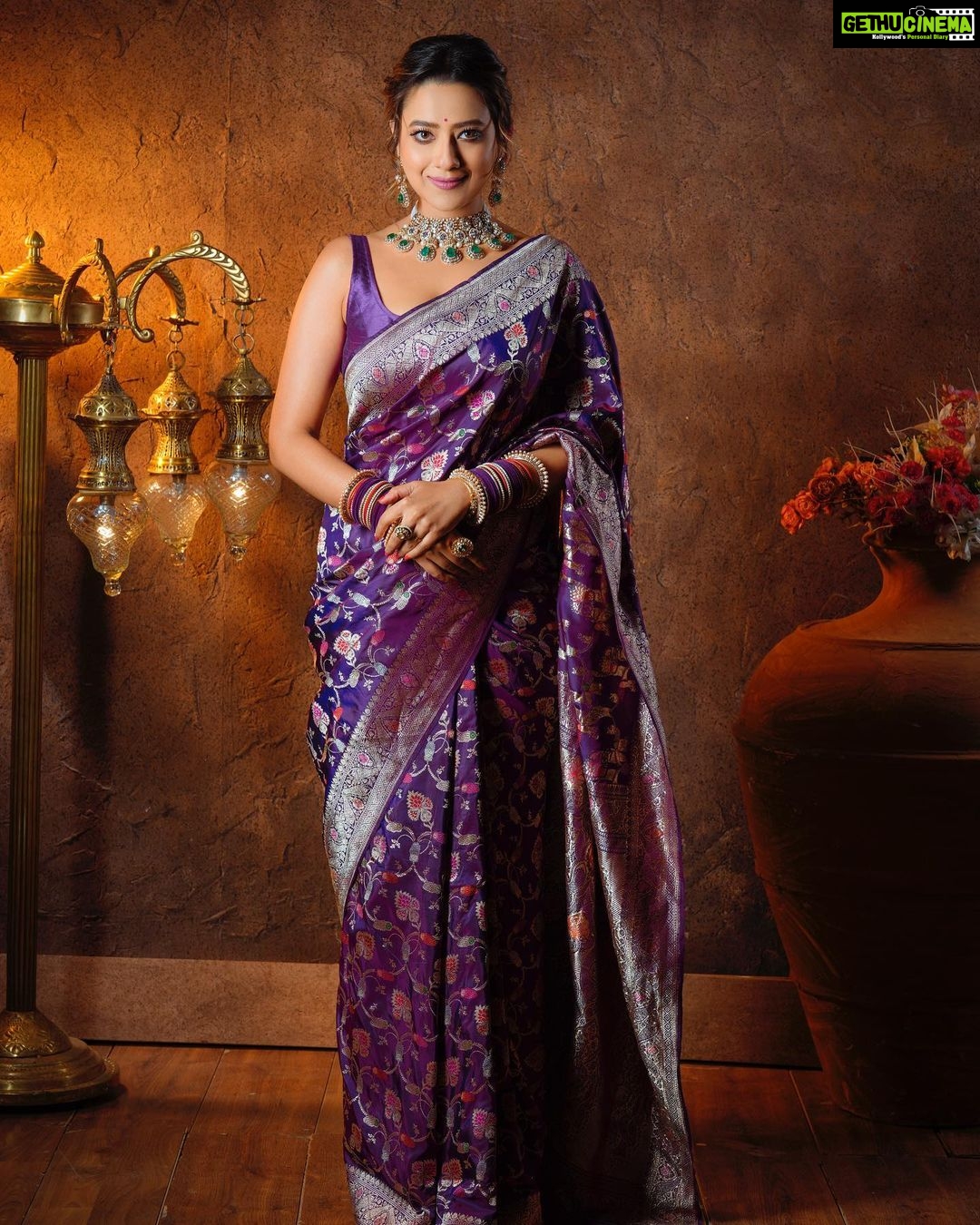 Madalsa Sharma Instagram - May this Dussehra fill your life with happy moments, positivity and fulfill all your dreams….✨Happy Dussehra✨ Shoot Concept & Design :- @nehaadhvikmahajan @bridalsbynam . 💄MUA , Hair & Styling :- @nehaadhvikmahajan . 🥻Saree :- @kankatala_ . 💍Jewelery :- @pooja_diamond . Bridal Accessories:- @omsons_bridal_store