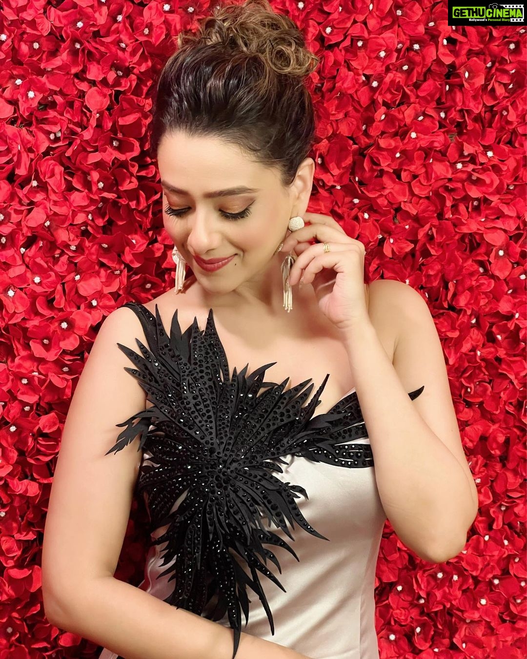 Madalsa Sharma Instagram - “Be yourself. Everyone else is already taken….” ❤️ - Oscar Wilde #quoteoftheday #thoughtoftheday #madalsasharma #kavya #picoftheday #postoftheday #instadaily #instapic #instagood #instamood #mood #love #actorslife