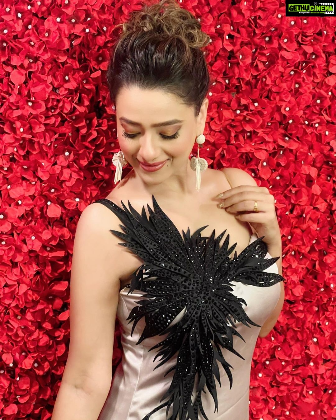 Madalsa Sharma Instagram - “Be yourself. Everyone else is already taken….” ❤️ - Oscar Wilde #quoteoftheday #thoughtoftheday #madalsasharma #kavya #picoftheday #postoftheday #instadaily #instapic #instagood #instamood #mood #love #actorslife