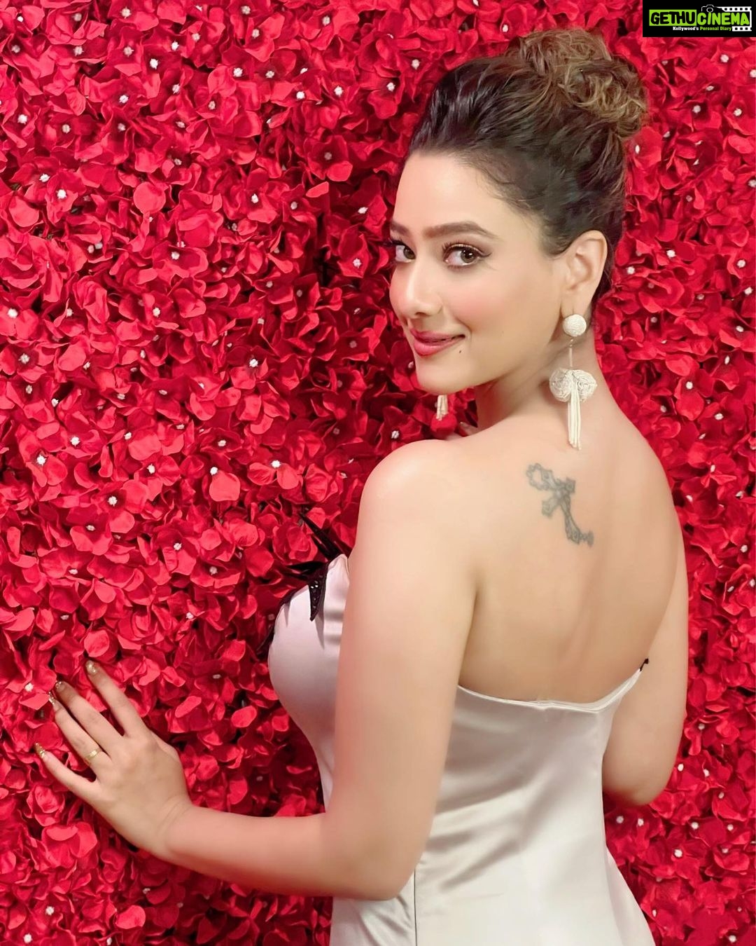 Madalsa Sharma Instagram - “Be yourself. Everyone else is already taken….” ❤️ - Oscar Wilde #quoteoftheday #thoughtoftheday #madalsasharma #kavya #picoftheday #postoftheday #instadaily #instapic #instagood #instamood #mood #love #actorslife