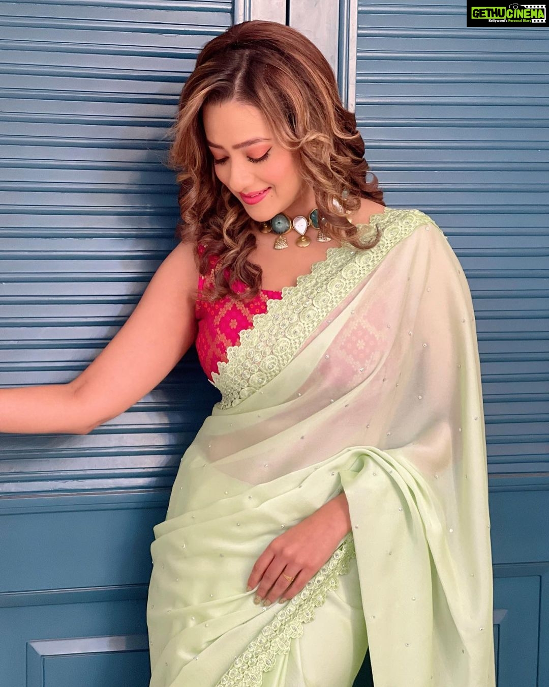 Madalsa Sharma Instagram - Smile๐ It makes you attractive.๐ It changes your mood.๐ It relieves stress.๐งก And it helps you to stay positive.โค๏ธ #quoteoftheday #thoughtoftheday #madalsasharma #kavya #picoftheday #postoftheday #instadaily #instapic #instagood #instamood #mood #love #actorslife