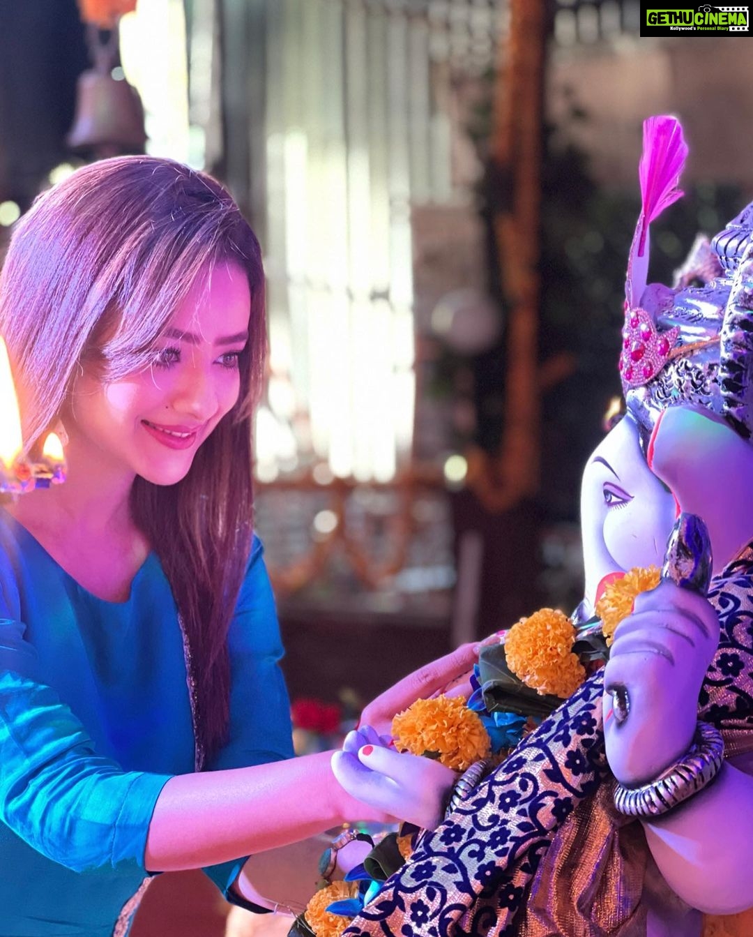Madalsa Sharma Instagram - May this festive occasion bring along many more smiles and many more celebrations for you all. ✨ Ganpati Bappa Morya❤️ @directorskutproduction #ganpatibappamorya #ganeshchaturthi #bappa #bappamorya #festive #love