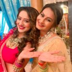 Madalsa Sharma Instagram - BTS fun with this cutie💕 @ektasaraiyamehta #reels #reelsinstagram #madalsasharma #kavya #videooftheday #instadaily #instavideo #instagood #instamood #mood #trending #trendingreels #reelitfeelit #reelkarofeelkaro #reeloftheday #reelit #love #actorslife
