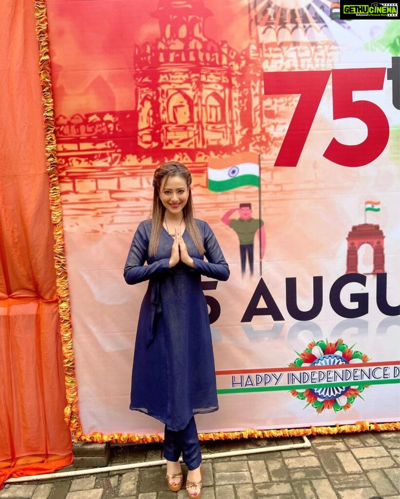 Madalsa Sharma Instagram - Me and the entire cast and crew of @directorskutproduction and Shahi Productions were honoured and delighted at the Flag Hosting of our Tiranga on the sets of “Anupama”. 🇮🇳 Jai Hind❤️ Happy 75th Anniversary of our Independence to all Indians all around the world. #jaihind #harghartiranga #directorskutproduction #shahiproductionspvtltd #anupamaa