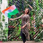 Madalsa Sharma Instagram - Me and the entire cast and crew of @directorskutproduction and Shahi Productions were honoured and delighted at the Flag Hosting of our Tiranga on the sets of “Anupama”. 🇮🇳 Jai Hind❤️ Happy 75th Anniversary of our Independence to all Indians all around the world. #jaihind #harghartiranga #directorskutproduction #shahiproductionspvtltd #anupamaa