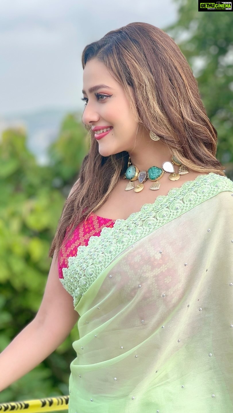 Madalsa Sharma Instagram - Dil se nikli hui baatโฆ.๐๐ #reels #reelsinstagram #madalsasharma #kavya #videooftheday #instadaily #instavideo #instagood #instamood #mood #trending #trendingreels #reelitfeelit #reelkarofeelkaro #reeloftheday #reelit #love #actorslife