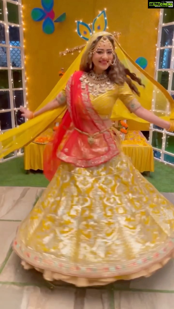 Madalsa Sharma Instagram - Kesariya💛 #reels #reelsinstagram #madalsasharma #kavya #videooftheday #instadaily #instavideo #instagood #instamood #mood #trending #trendingreels #reelitfeelit #reelkarofeelkaro #reeloftheday #reelit #love #actorslife