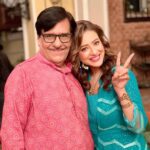 Madalsa Sharma Instagram – Humare pyaare Baapu ji❤️ @arvindvaidya3 

#picoftheday #onset #madalsasharma #kavya #arvindvaidya #baapuji #instagood #instamood #instalove #instaphoto #starplus #disneyplushotstar #love #actorslife
