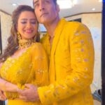 Madalsa Sharma Instagram – Yellow Hi Yellow Mein Ishaara Ho Gaya…. Baithe Baithe Jeene Ka Sahaara Ho Gaya….💛😅 #vanya @sudanshu_pandey
#reels #reelsinstagram #madalsasharma #sudhanshupandey #vanraj #kavya #videooftheday #instadaily #instavideo #instagood #instamood #mood #trending #trendingreels #reelitfeelit #reelkarofeelkaro #reeloftheday #reelit #love #actorslife