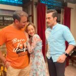 Madalsa Sharma Instagram - Ab yahi bachca tha….Vanraj is giving looks to our Director also😂 How can I help if I am cute🤭💁‍♀️ Happy Guru Purnima!💕 @romeshkalra @sudanshu_pandey #happygurupurnima #trio #romeshkalra #sudhanshupandey #madalsasharma #onset #love #postoftheday #instagood #instamood