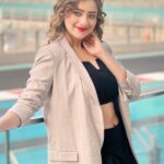 Madalsa Sharma Instagram - Sunday morning blues😅 Kya yeh aapke sath bhi hota hai?🤣 #reels #reelsinstagram #madalsasharma #kavya #videooftheday #instadaily #instavideo #instagood #instamood #mood #abudhabi #vacay #trending #trendingreels #reelitfeelit #reelkarofeelkaro #reeloftheday #reelit #love #actorslife F1 Abu Dhabi Grand Prix, Yas Marina