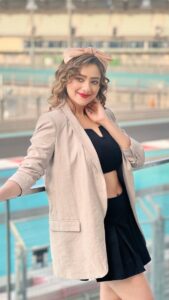 Madalsa Sharma Instagram - Sunday morning blues😅 Kya yeh aapke sath bhi hota hai?🤣 #reels #reelsinstagram #madalsasharma #kavya #videooftheday #instadaily #instavideo #instagood #instamood #mood #abudhabi #vacay #trending #trendingreels #reelitfeelit #reelkarofeelkaro #reeloftheday #reelit #love #actorslife F1 Abu Dhabi Grand Prix, Yas Marina