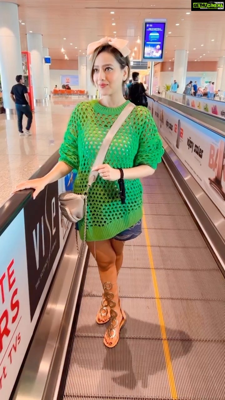 Madalsa Sharma Instagram - Thought of the dayβ¦.π
ππ€£ #justforfun #reels #reelsinstagram #madalsasharma #kavya #fun #videooftheday #instadaily #instavideo #instagood #instamood #mood #trending #trendingreels #reelitfeelit #reelkarofeelkaro #reeloftheday #reelit #love #actorslife